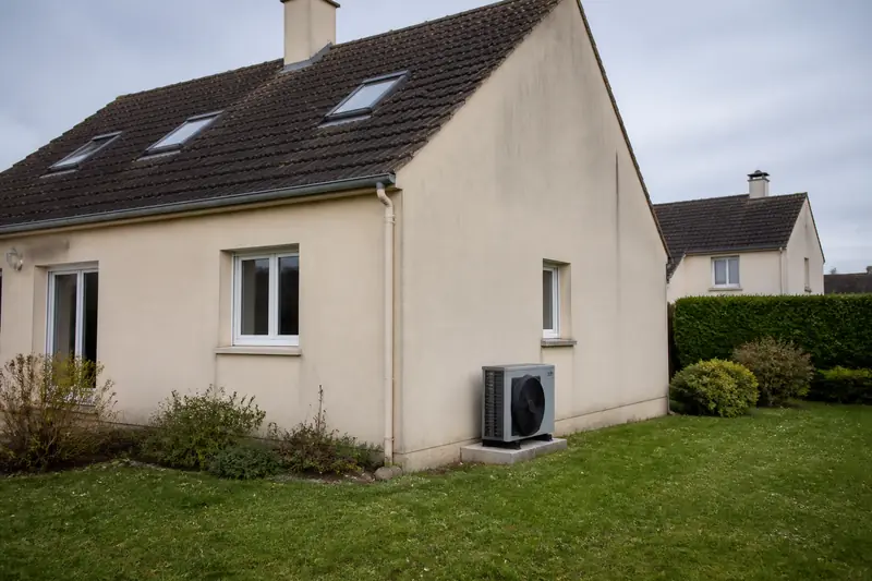 Maison de l'agglomération caennaise équipée d'une pompe à chaleur extérieure, près de Caen