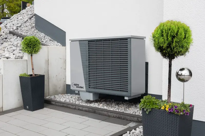 Groupe extérieur d'un multisplit installé contre le mur d'une maison